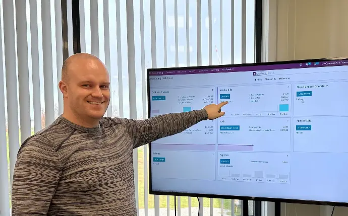 Een consultant van WeSolved laat een Odoo-dashboard zien